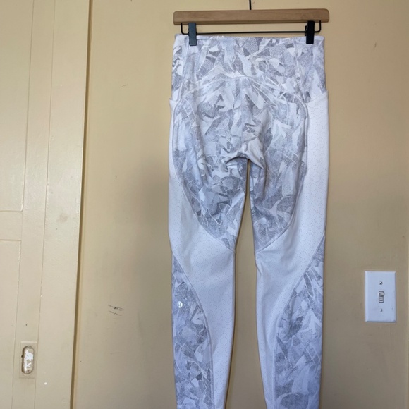 Lululemon Breezy Dot Crop Jasmine White Multi / White side pockets - Picture 4 of 14